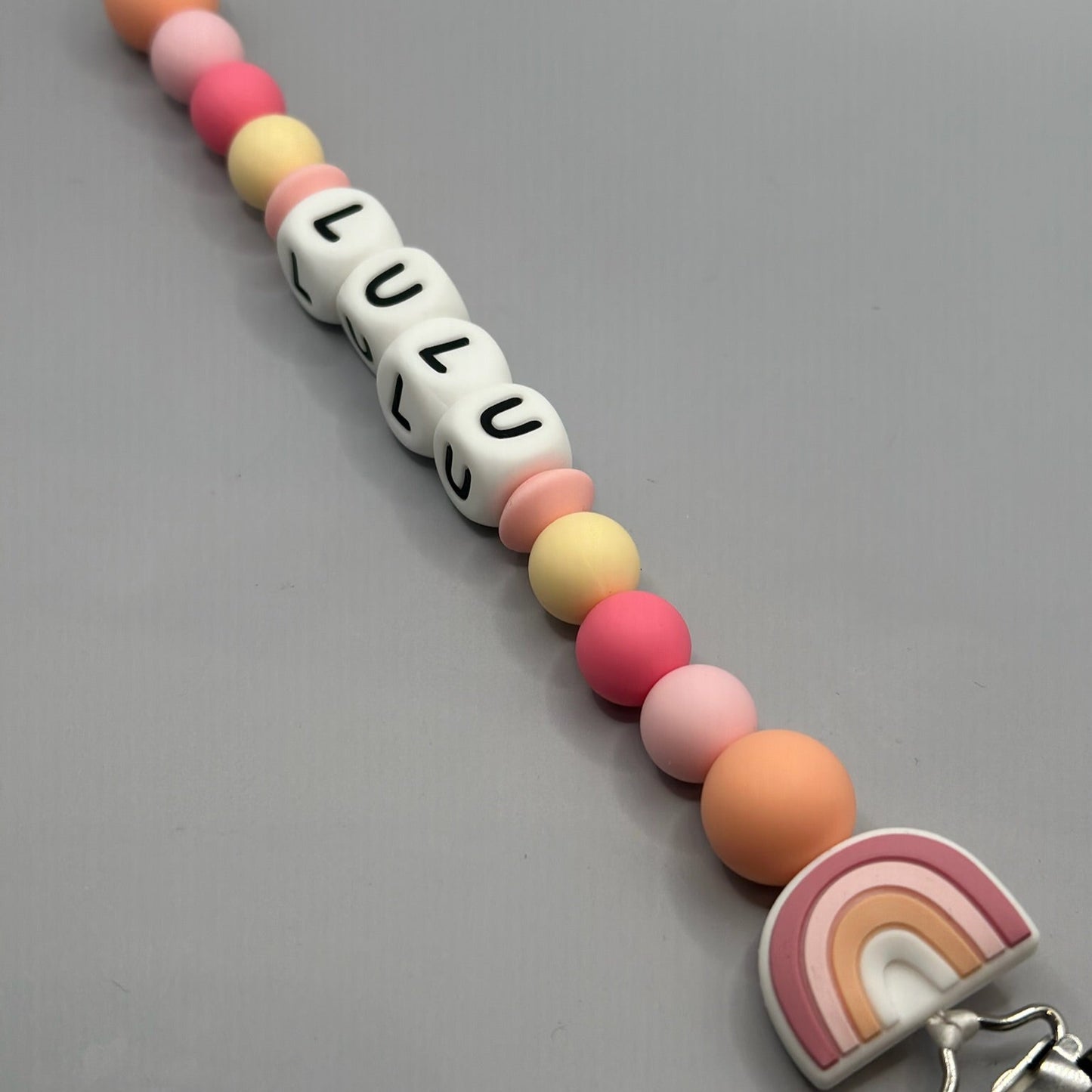 مشابك مصاصة للبنات الصغيرات