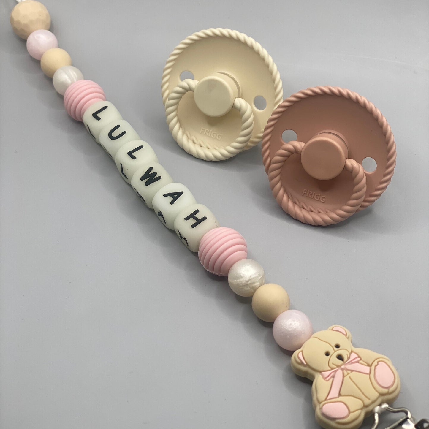 مشابك مصاصة للبنات الصغيرات