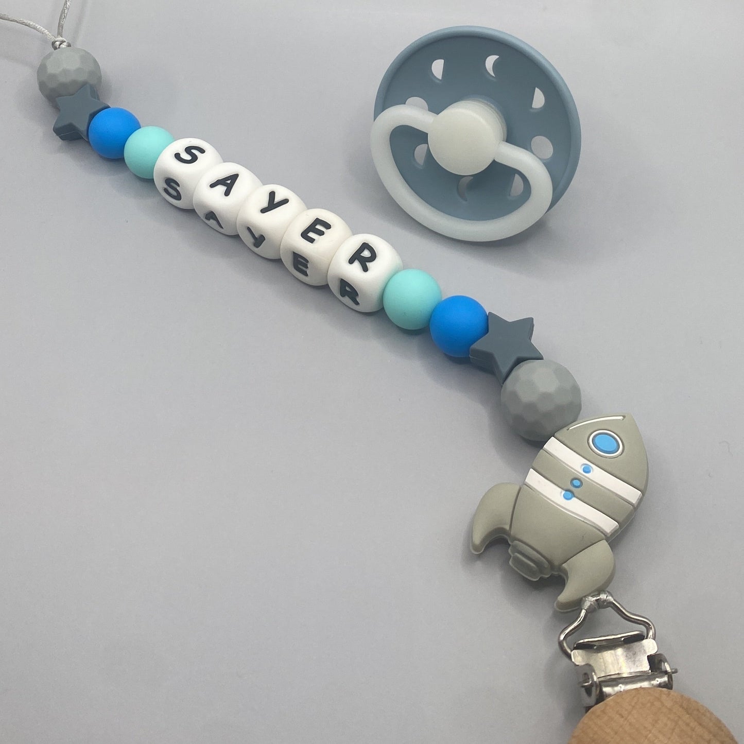 مشابك مصاصة للأولاد الصغار