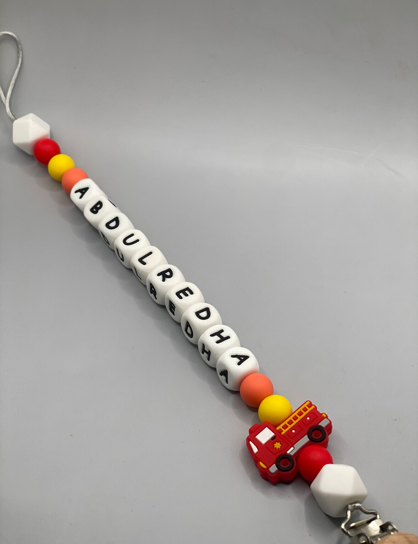 مشابك مصاصة للأولاد الصغار