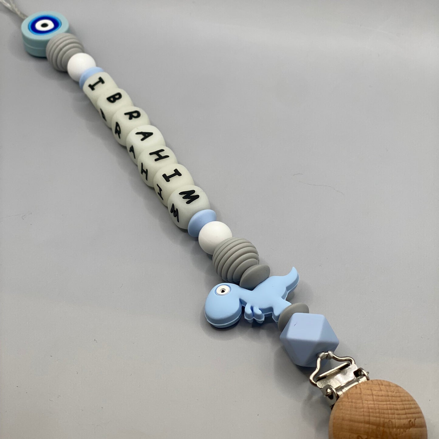 مشابك مصاصة للأولاد الصغار