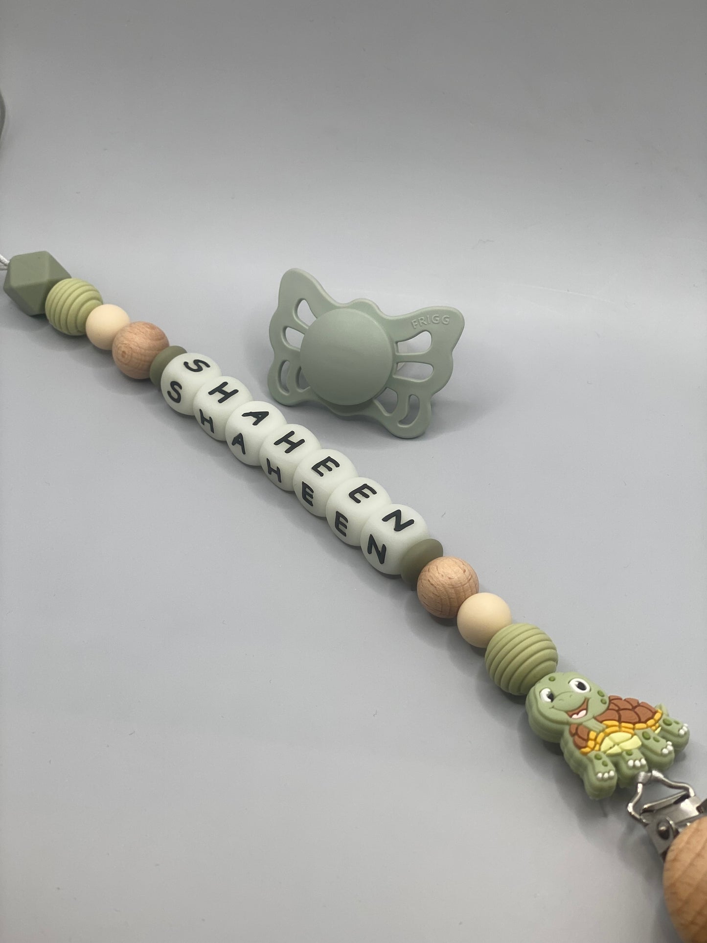 مشابك مصاصة للأولاد الصغار