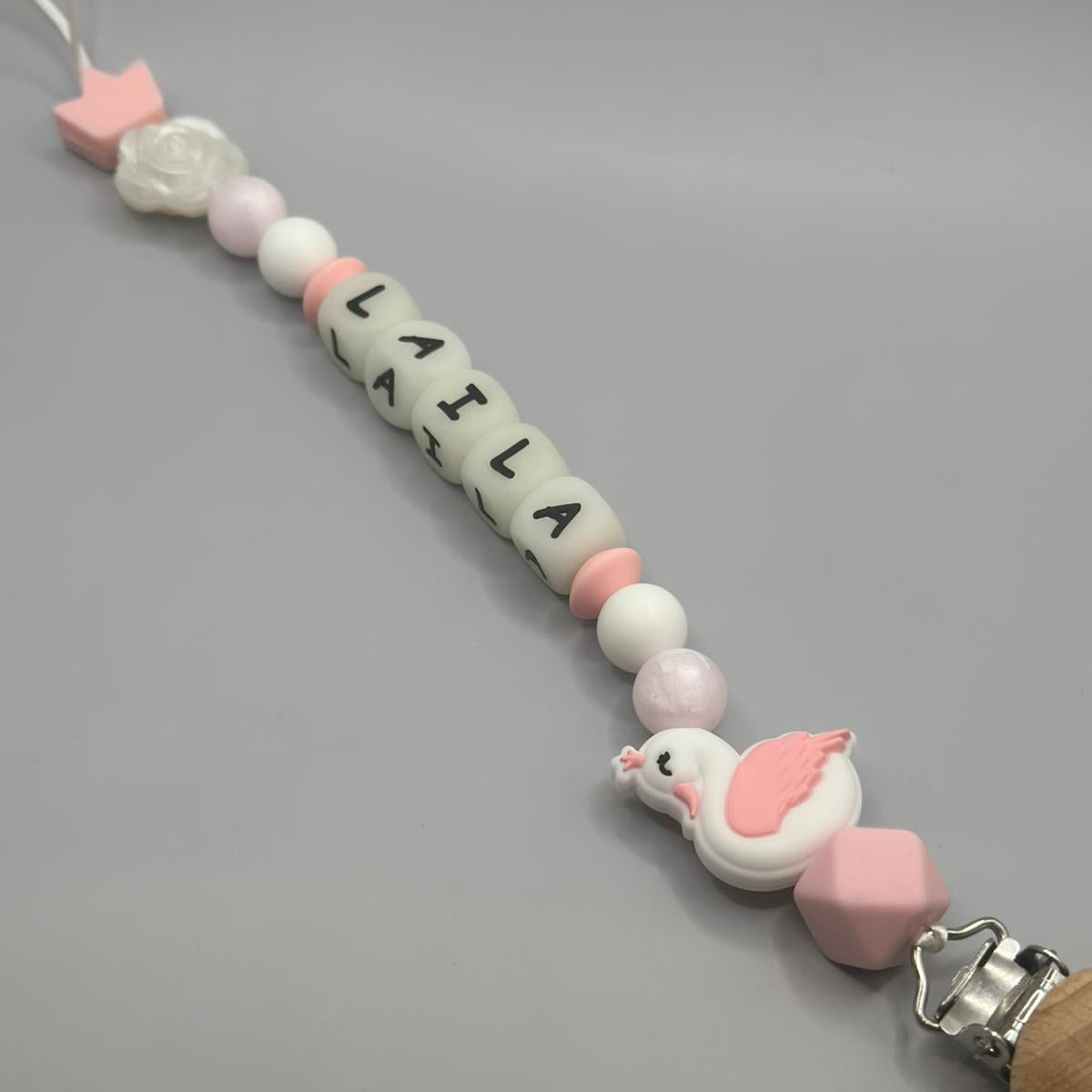 مشابك مصاصة للبنات الصغيرات