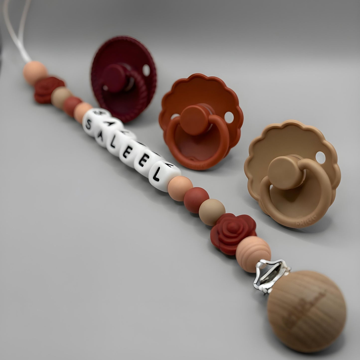 مشابك مصاصة للبنات الصغيرات